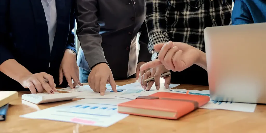 一群人圍著桌子討論