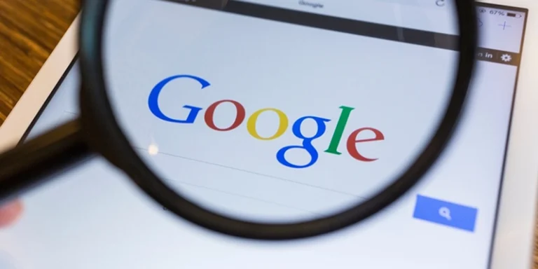 拿放大鏡照著手機上的google